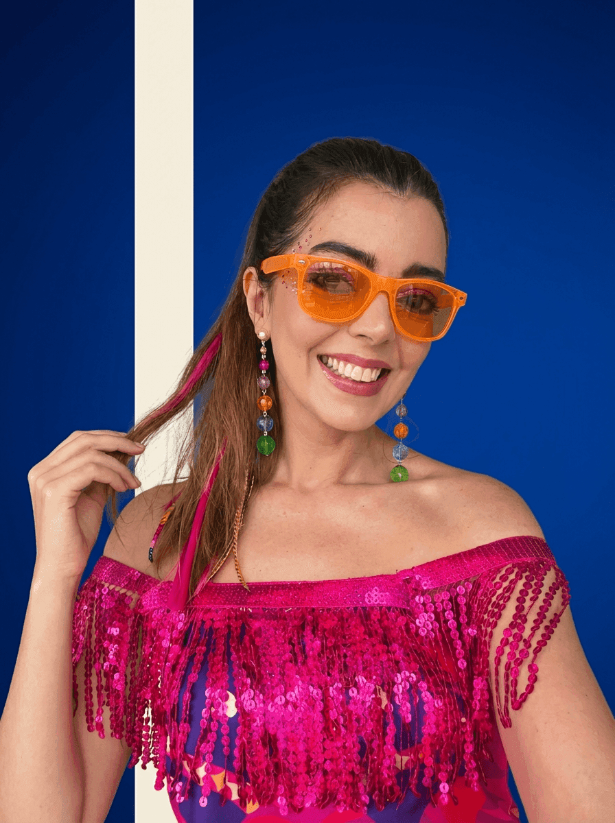 Creator com óculos laranja e camiseta Howhow